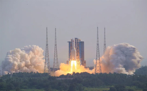 Eine Rakete vom Typ Langer Marsch 5B bringt das Mengtian-Modul in die Umlaufbahn der chinesischen Raumstation Tiangong.